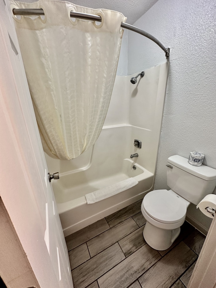 Ozark Inn & Suites 25/27