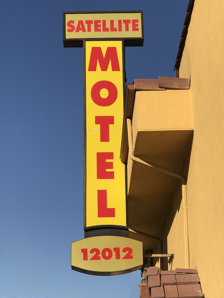 Satellite Motel 6/49