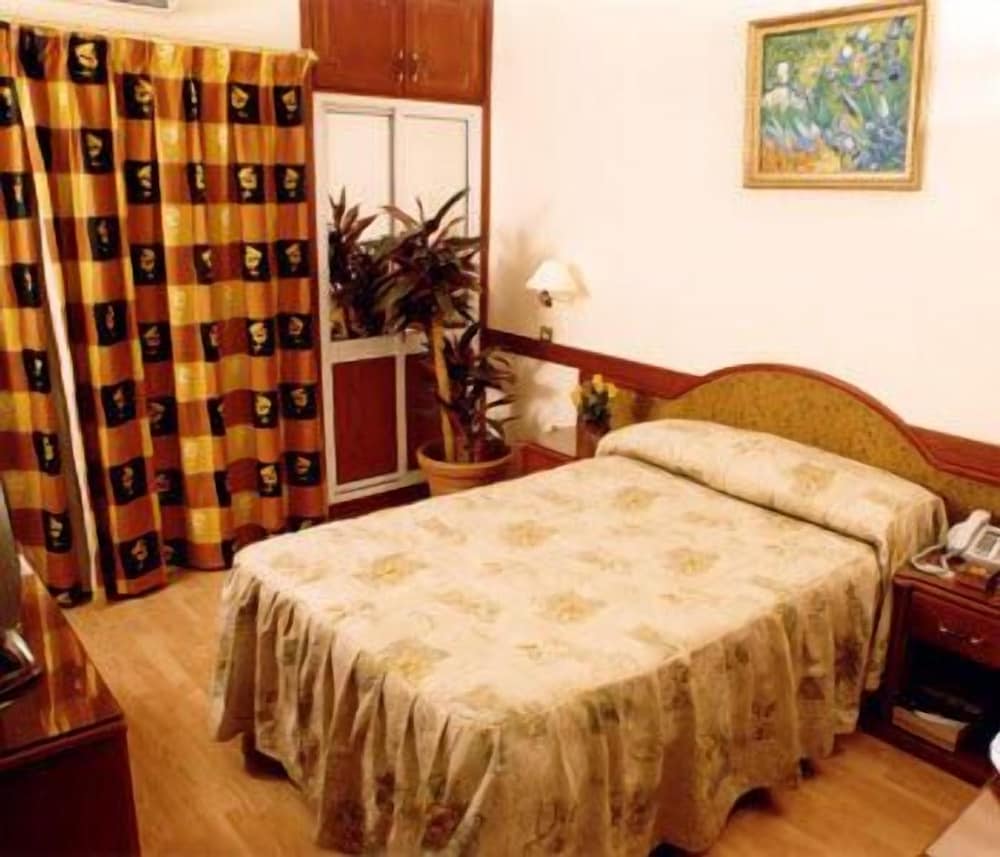ROOM, SINGLE