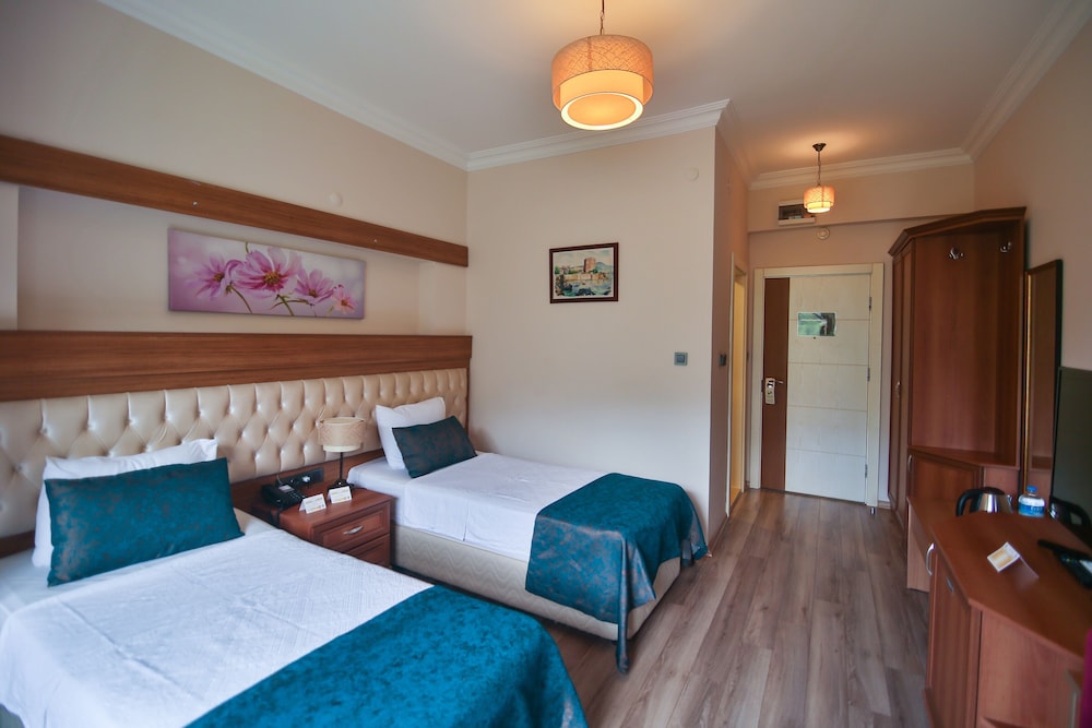 Diamond Hotel 8/47