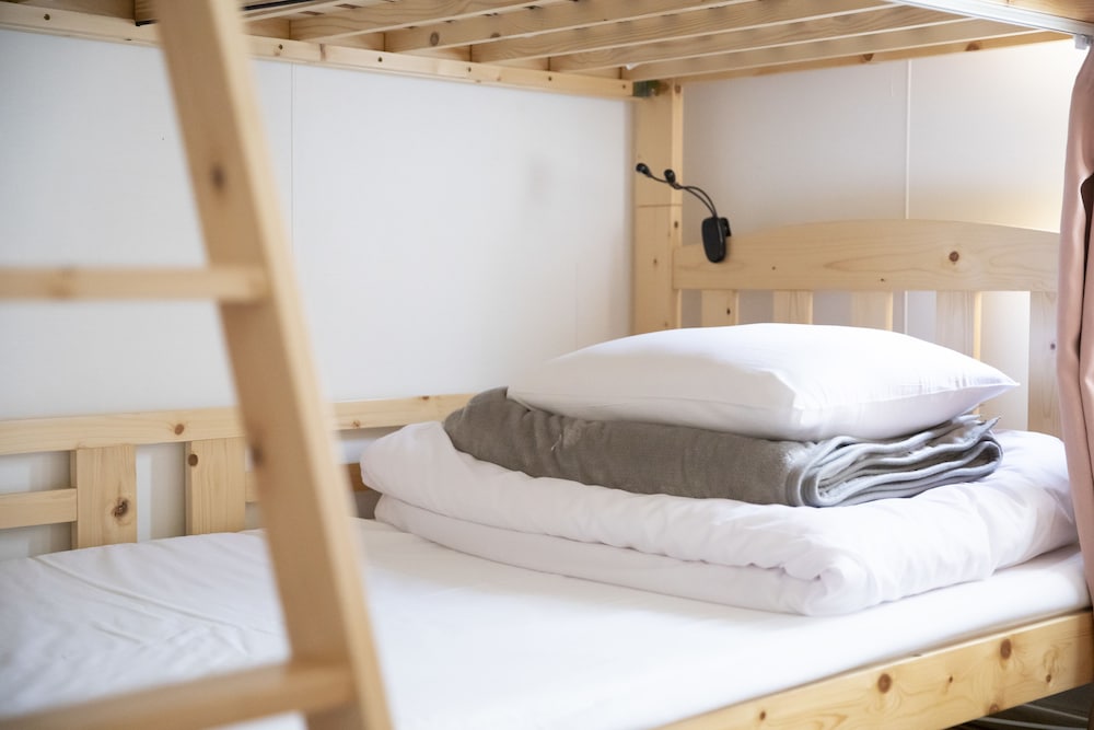 FEMALE DORM, FEMALE ONLY, SHARED BATHROOM