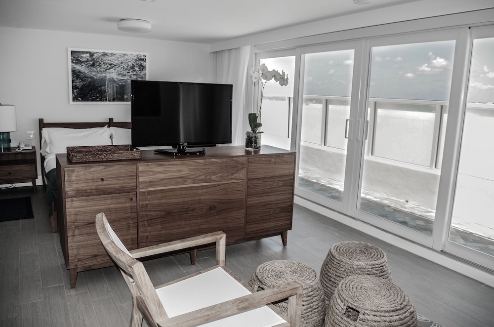 Tides Inn Hotel 26/39