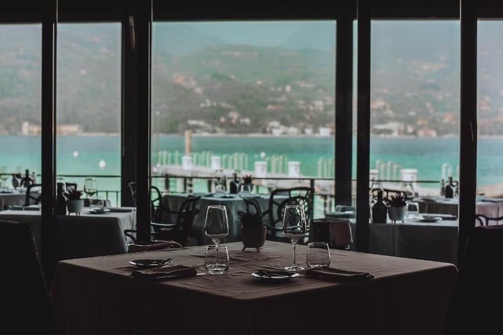 Bella Hotel & Restaurant 36/55