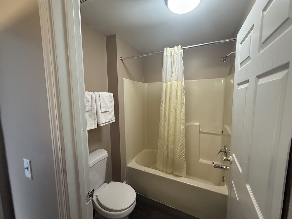 Magnolia Bay Hotel and Suites 19/19