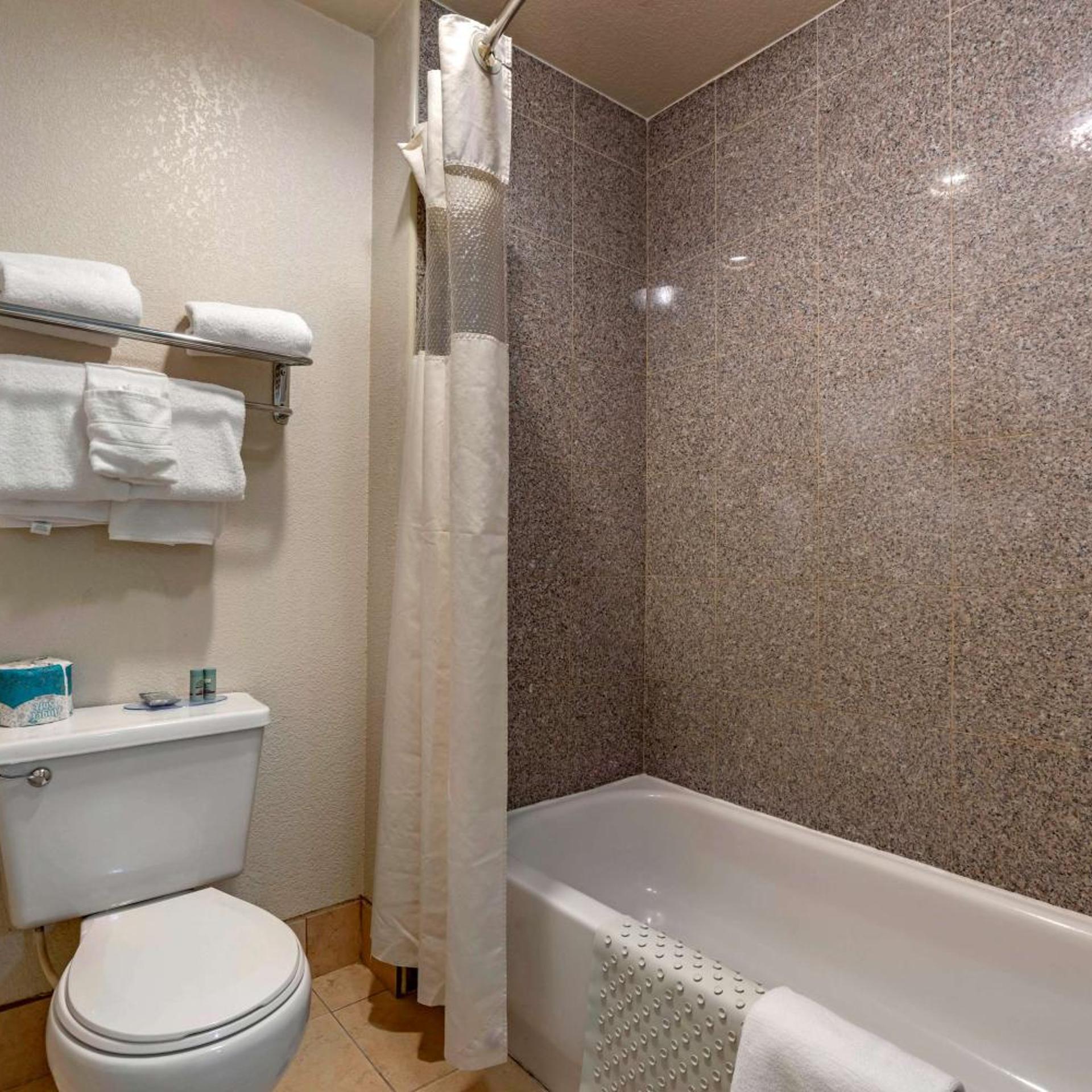 غرفة ديلوكس بسرير كينج بجاكوزي، Best Western Orchard Inn 5/5