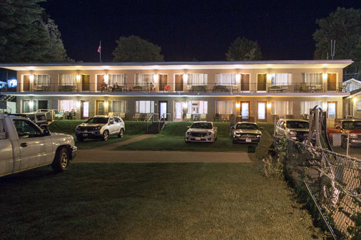 Half Moon Motel And Cottages 5/50