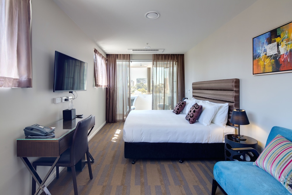 57 HOTEL 18/46