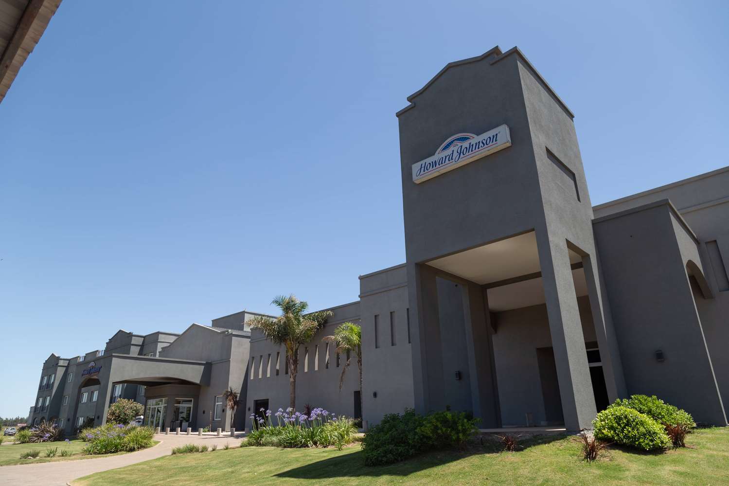 Howard Johnson by Wyndham Funes 9/67