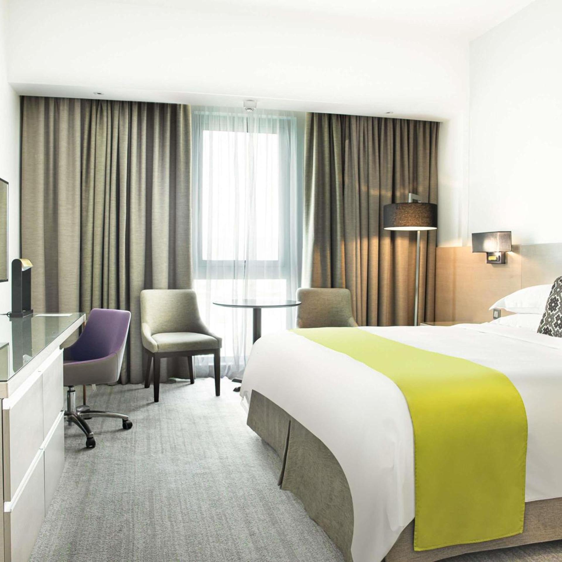 JUNIOR SUITE, KING BED, SOFA