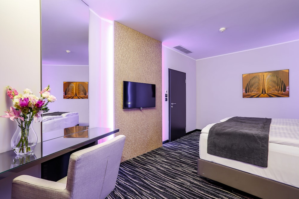 DANCING HOUSE HOTEL 35/75