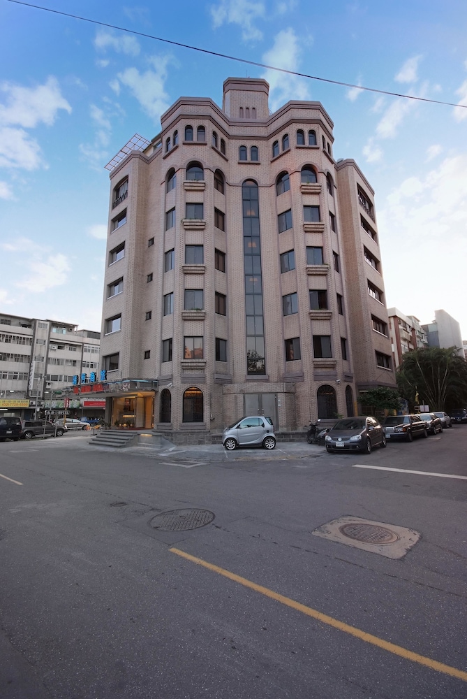 The Metro Hotel 24/25