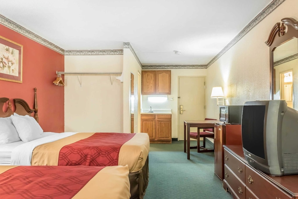 Econo Lodge Airport Reading PA 16/37