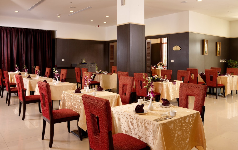Papago International Resort 54/76