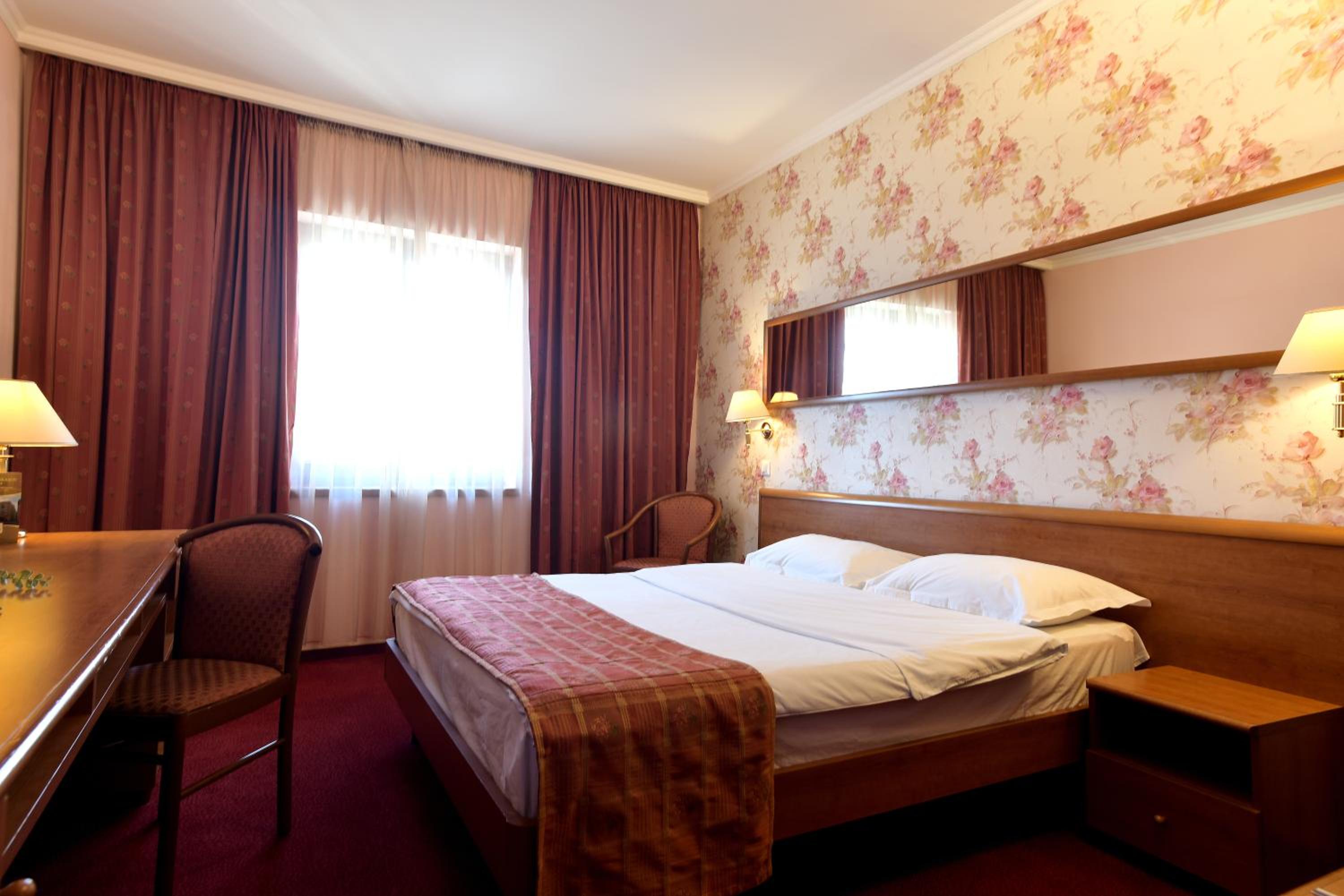 Comfort, Queen Bed