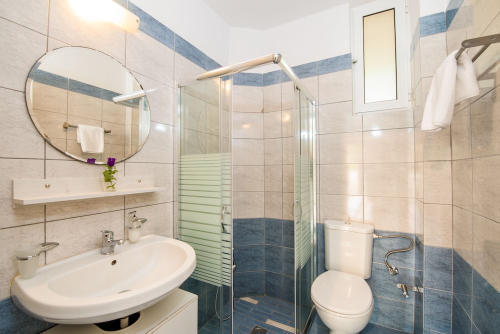 Stamatakis Boutique Studios 44/50