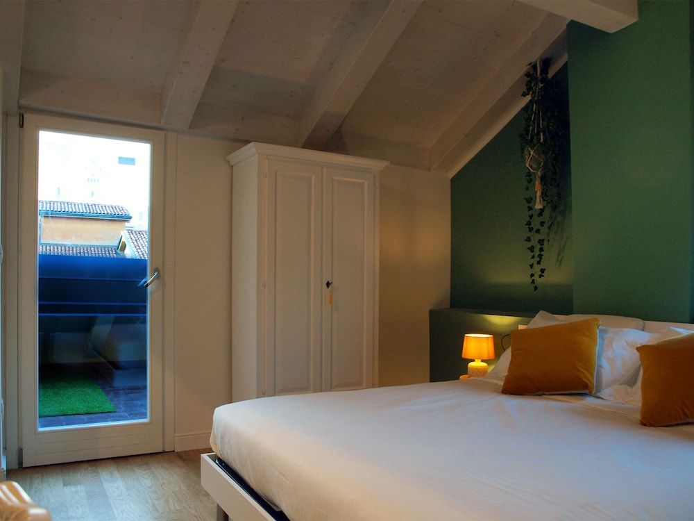 Design, 3 Futon Beds, Queen Bed, City View, Terrace