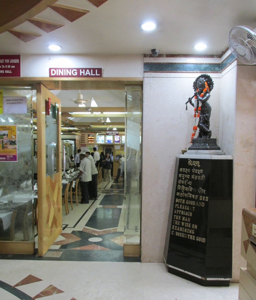 Hotel Shreyas 18/40