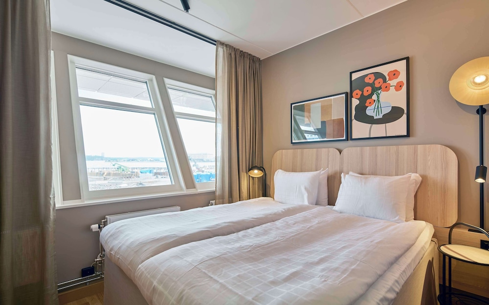 ROOM, TWIN BEDS