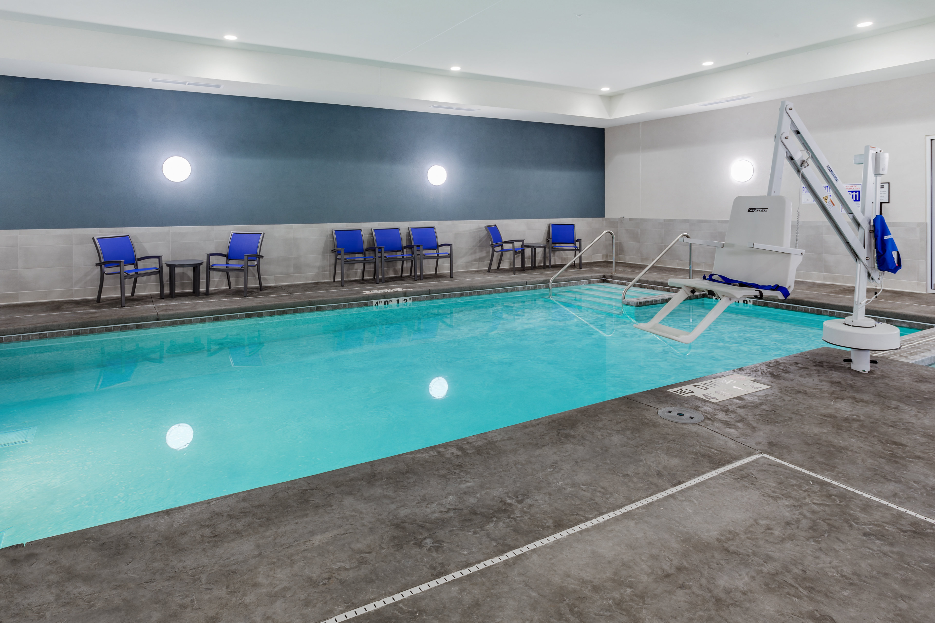 Holiday Inn Express Suites Rice Lake 34/72