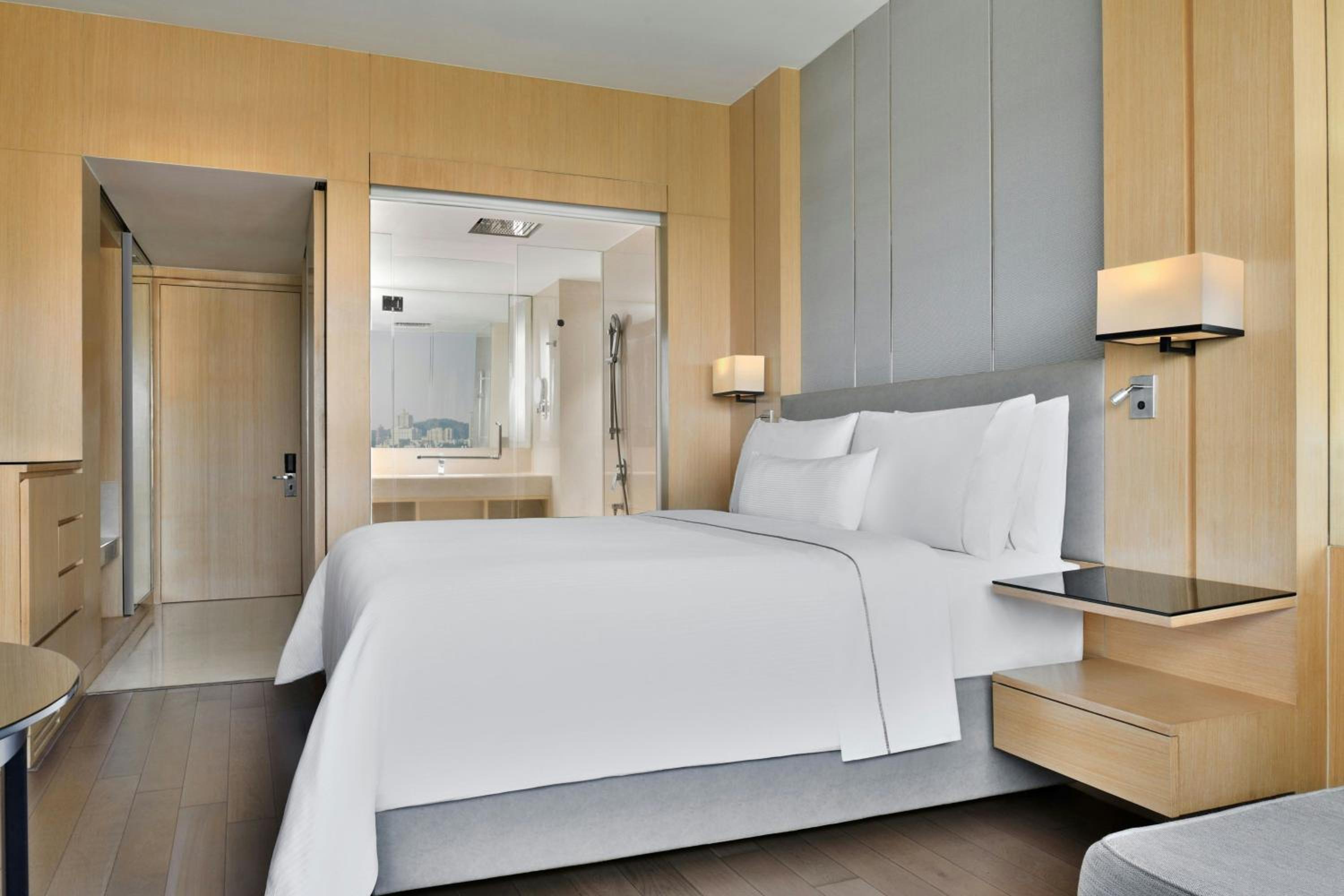 Room, King Bed, Hill View، The Westin Mumbai Powai Lake (ex Renaissance Mumbai) 9/10