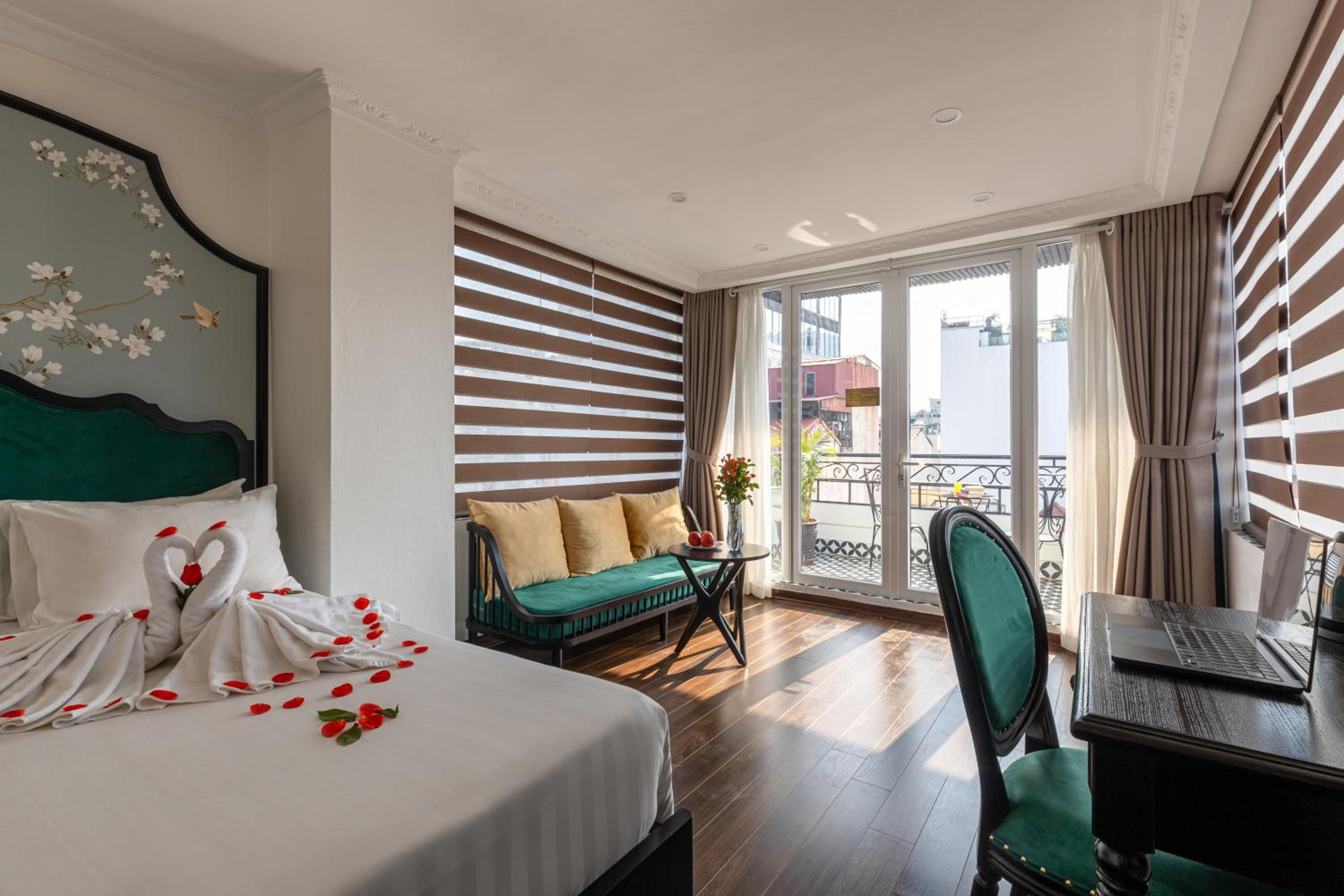غرفة ديلوكس بسرير مزدوج أو سريرين منفصلين بشرفة، Hanoi House Hostel & Travel 2/2