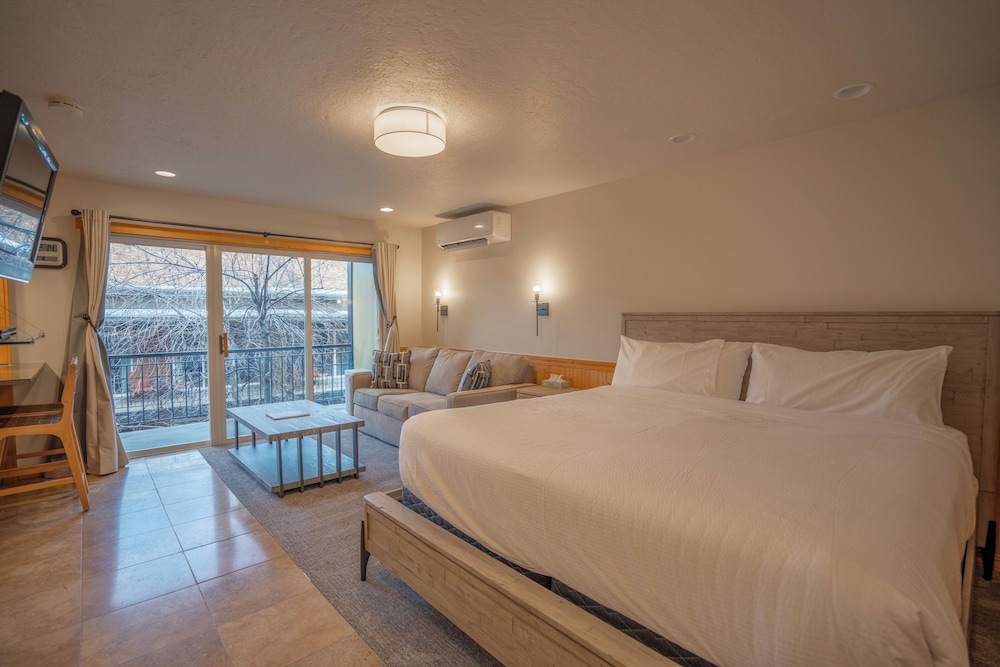 JUNIOR SUITE