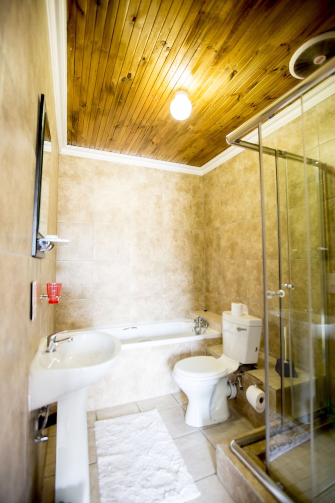 Oria Guesthouse 37/37