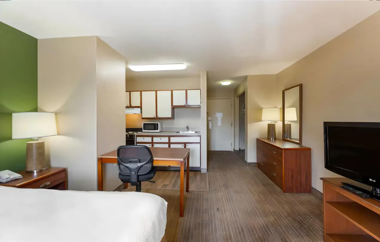 غرفة بسرير كوين، Suburban Studios Copley Akron West 2/2