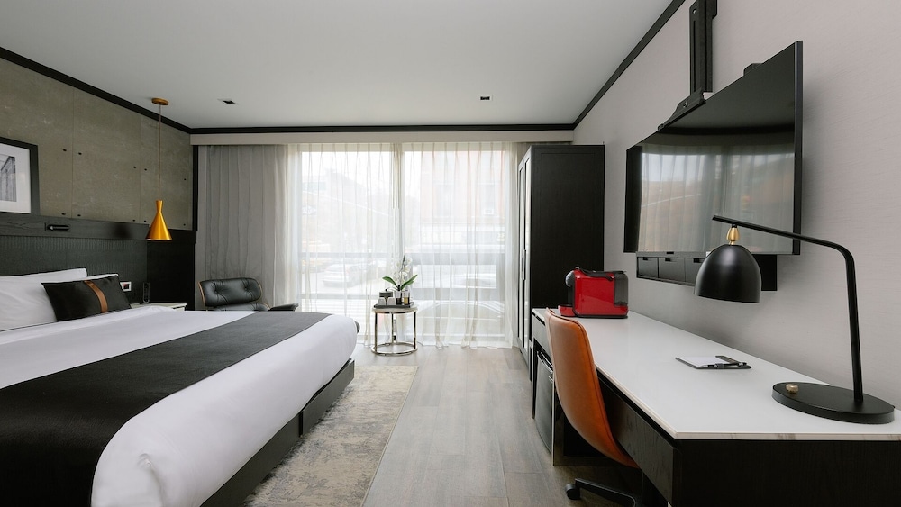 SUPERIOR, KING BED, ACCESSIBLE