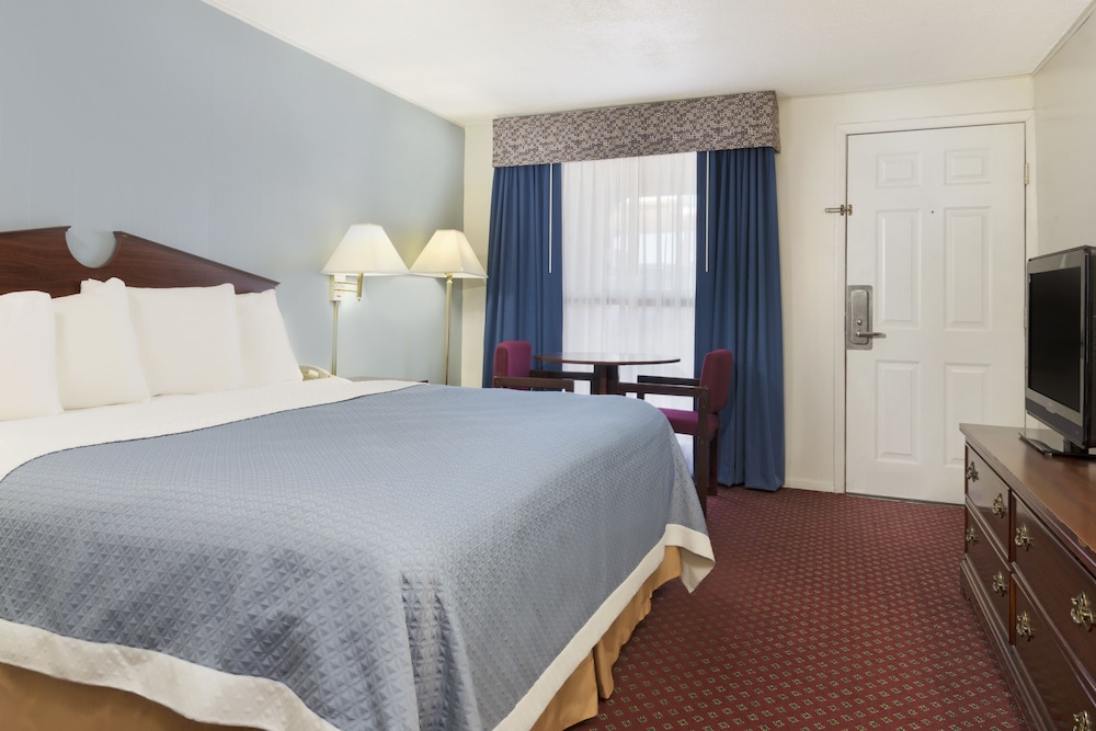 Travelodge by Wyndham Las Vegas NM 11/35