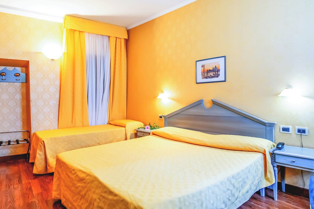 ROOM, QUADRUPLE, CANAL VIEW