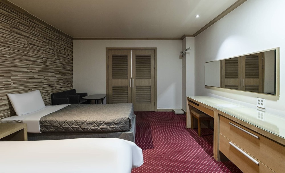 CITY, TWIN BEDS