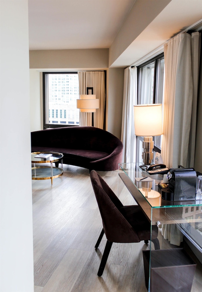Thompson Chicago Ex Sutton Place Hotel 69/77