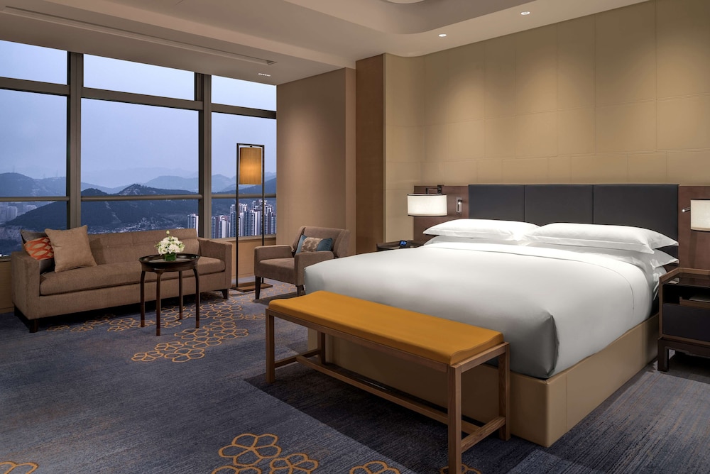 AMBASSADOR, SUITE, KING BED
