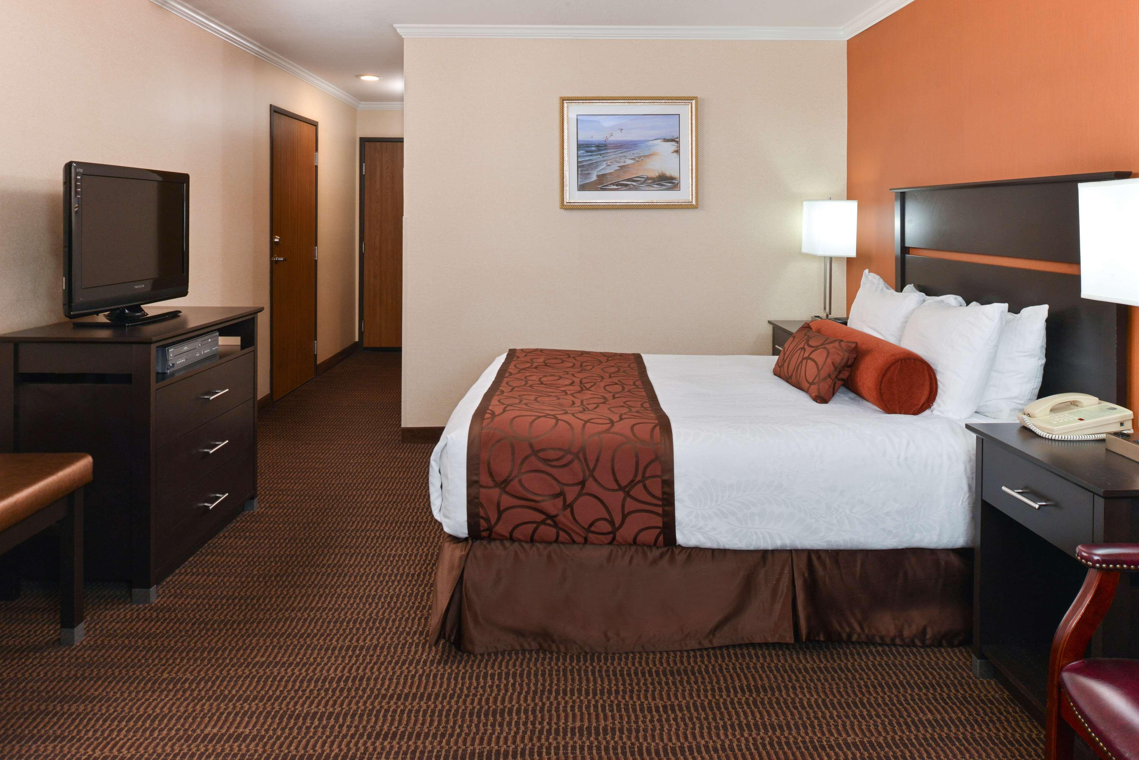 Connecting, Queen Bed, Accessible