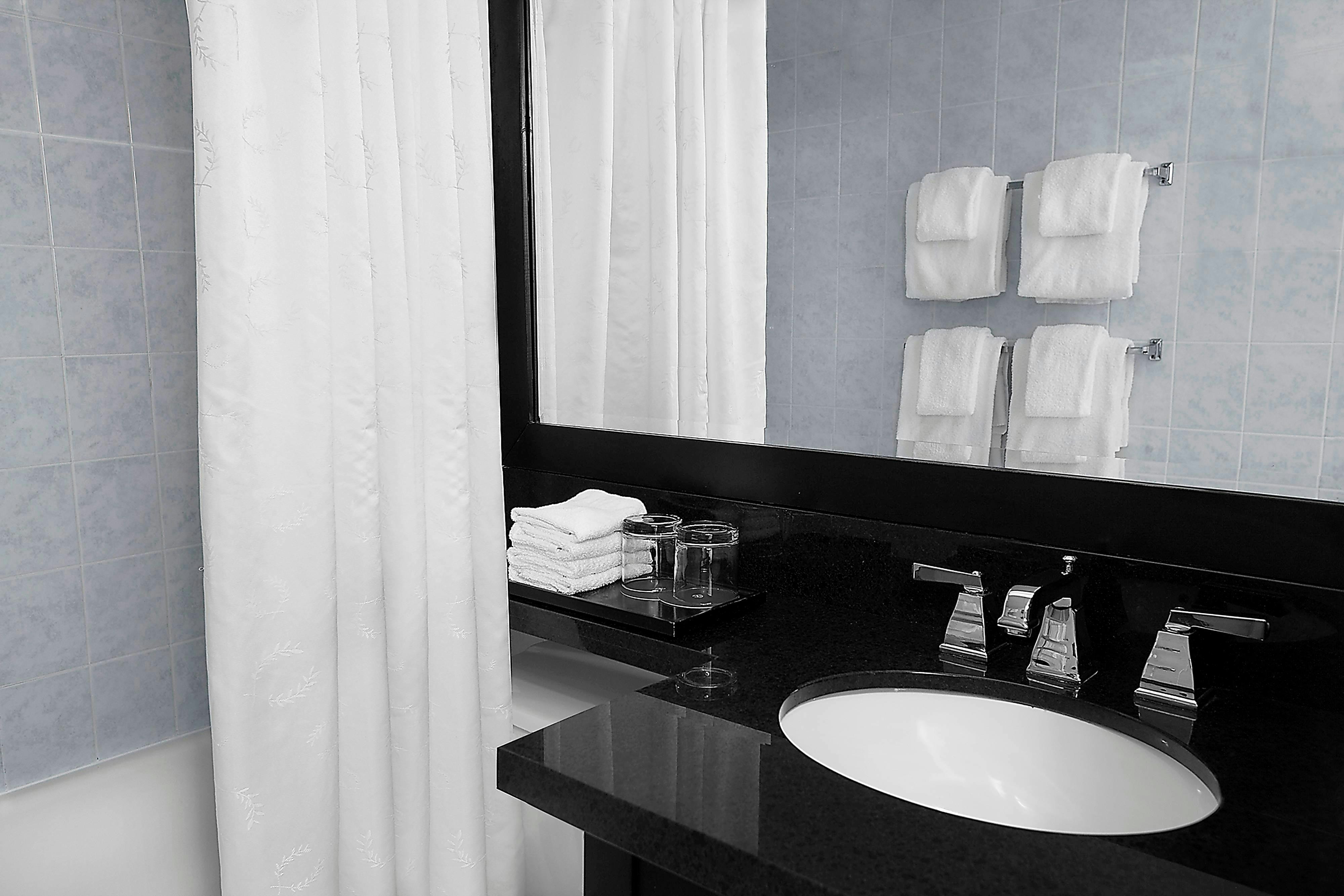 غرفة بسريرين كوين، Sheraton Fallsview Hotel 2/3