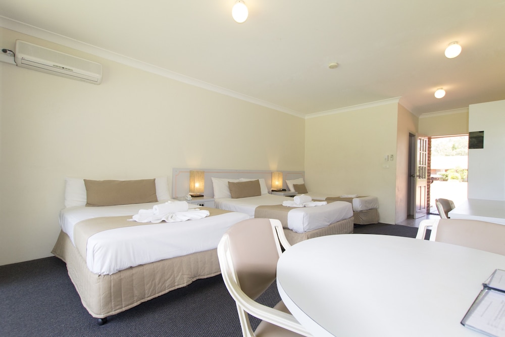 ISLAND PALMS MOTOR INN 8/32