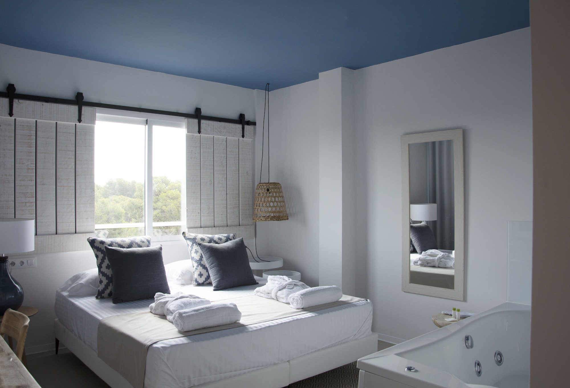 DELUXE, DOUBLE BED, JETTED TUB