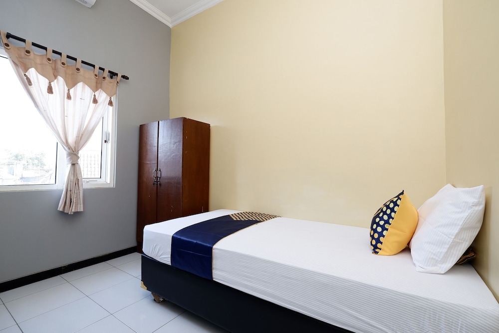 Hotel SUPER OYO 2209 Solo Point Guest House Syariah 17/31
