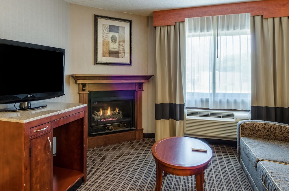 Comfort Inn & Suites West Springfield, MA 24/35
