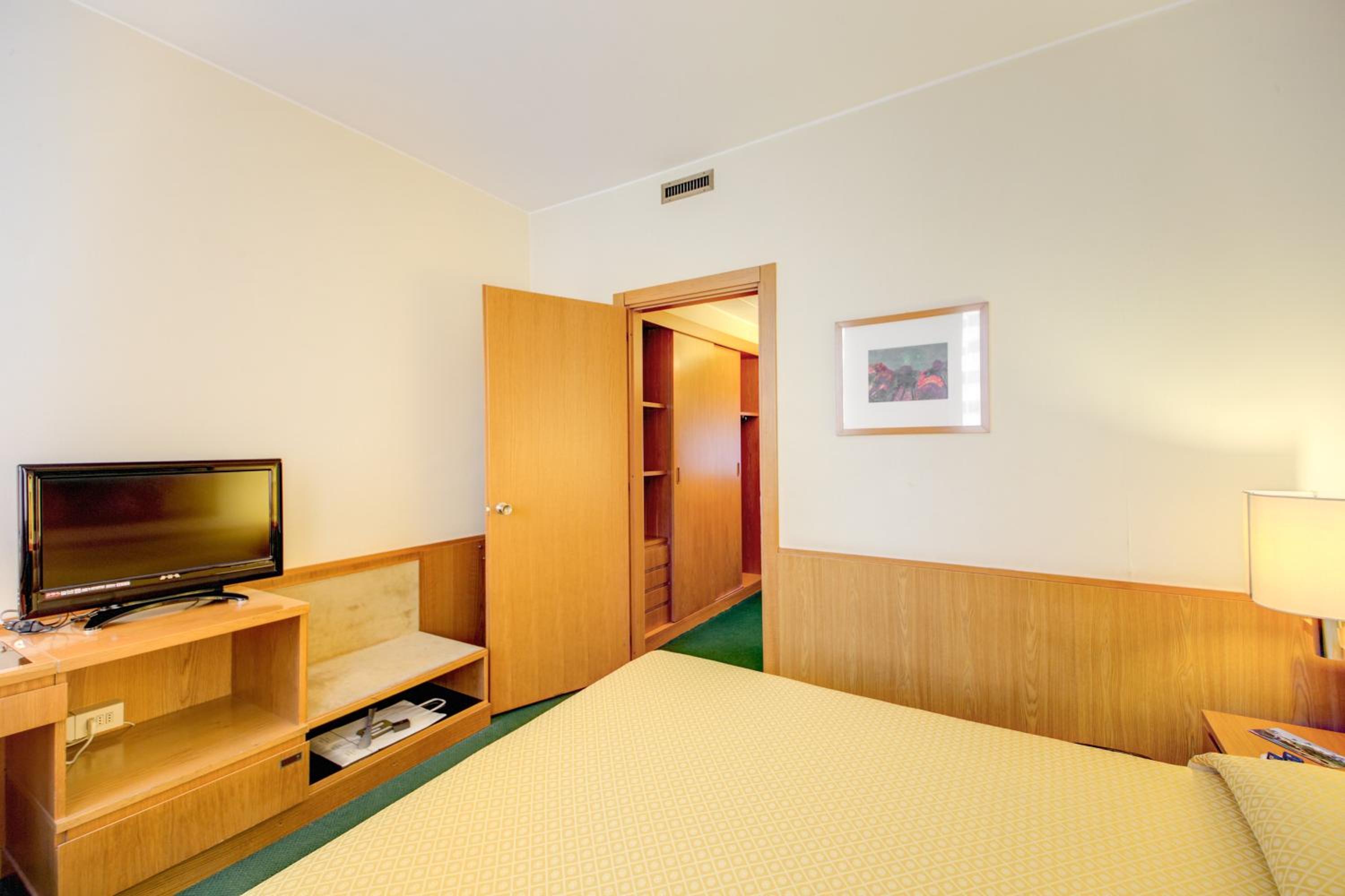 غرفة بسرير كينج، Hotel Galileo 3/8