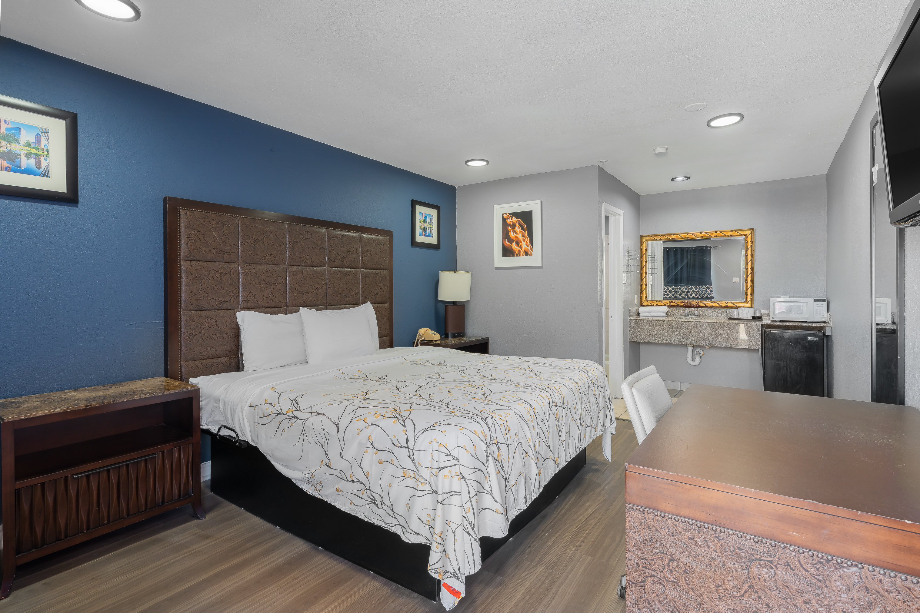 Golden Inn Dallas by Hotel O 8/50