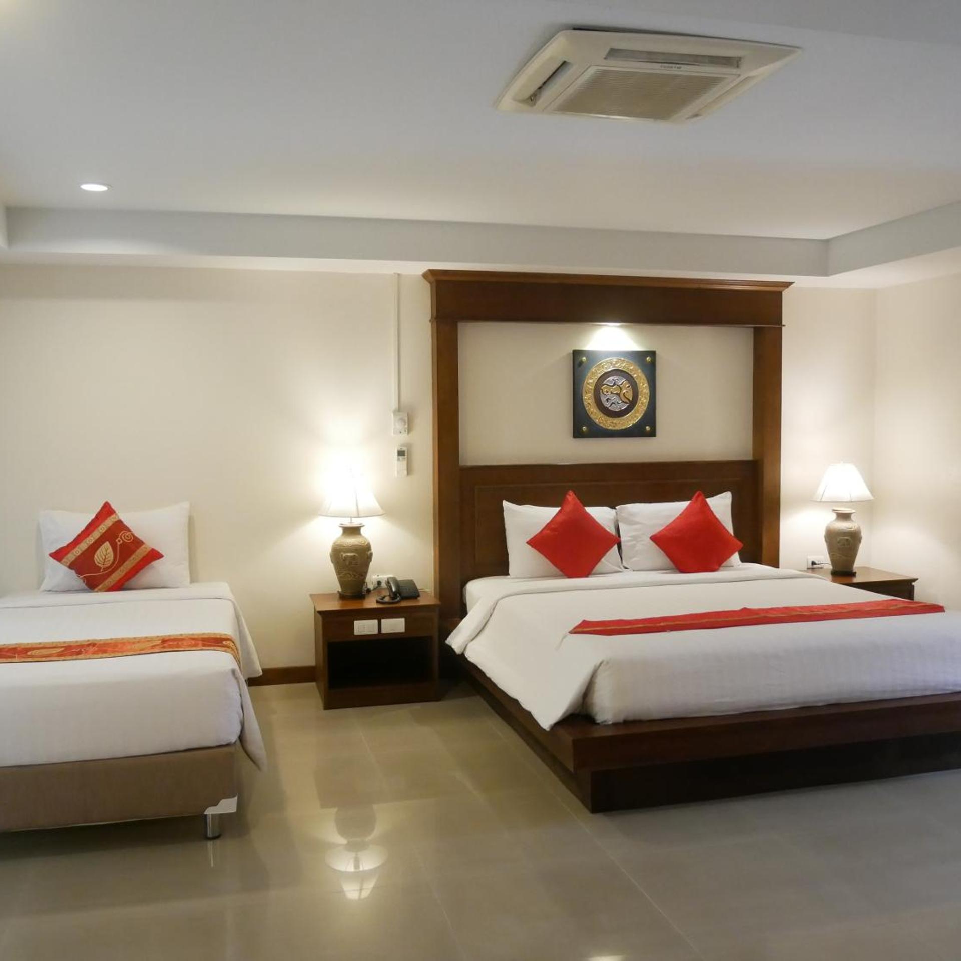 Room, Triple, Lateral Side Pool View