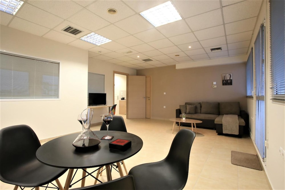 GK Airport Suites 36/49
