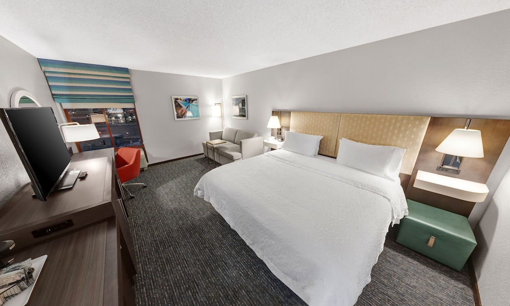 Hampton Inn Tropicana 16/30