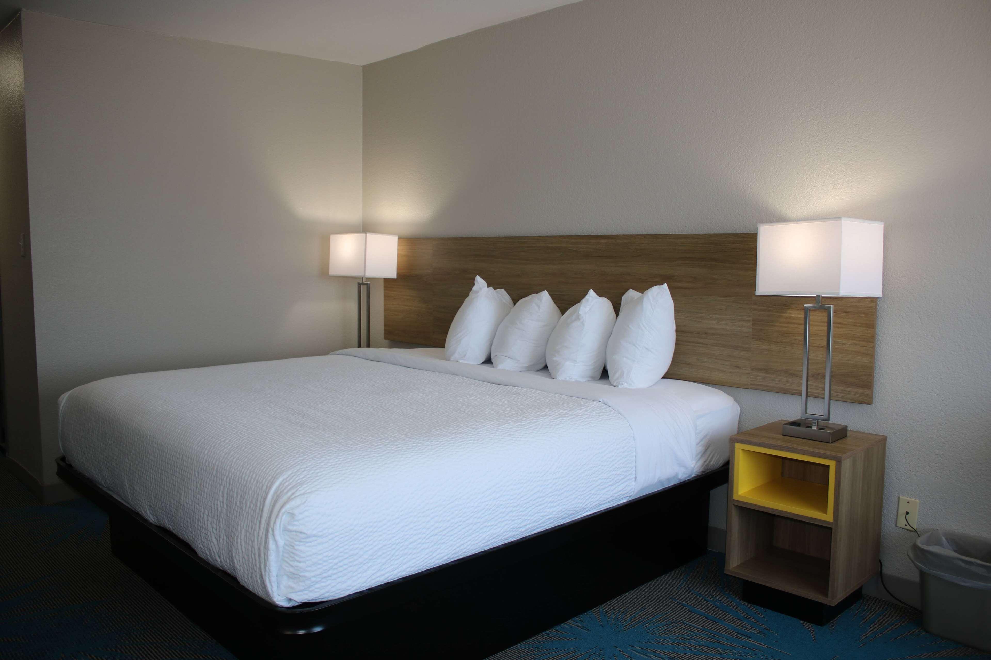 ROOM, KING BED, ACCESSIBLE