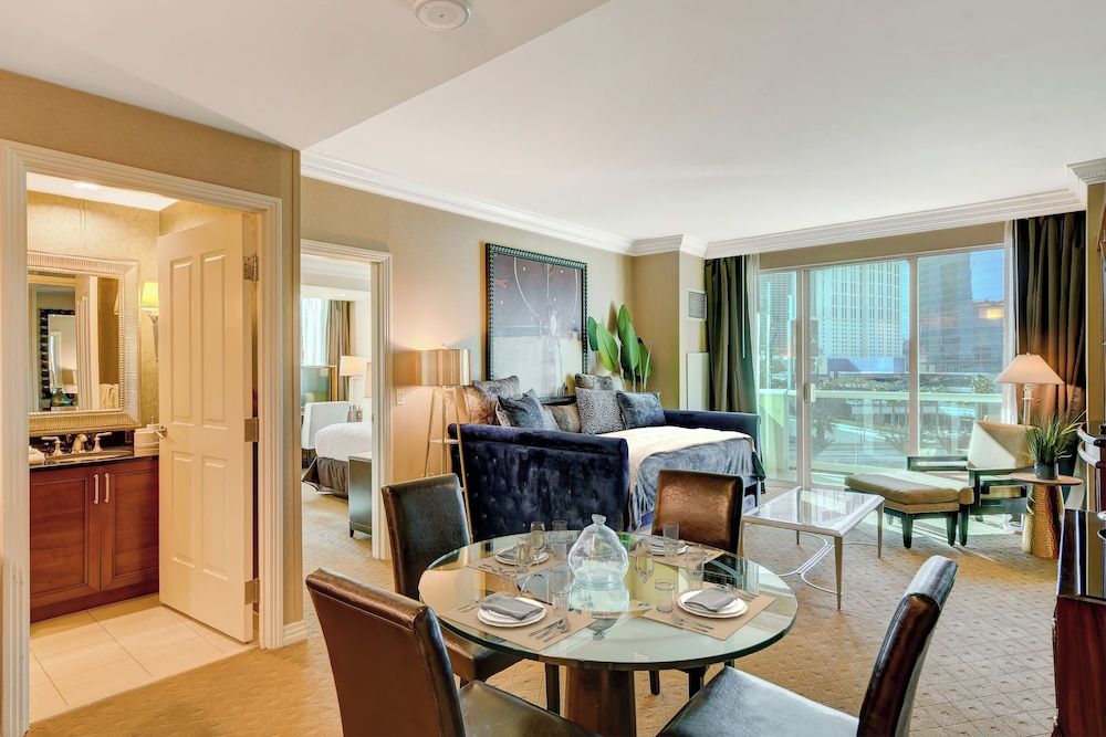 Stripviewsuites At Signature 72/73