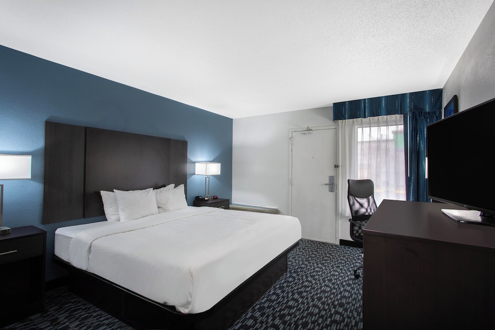ROOM, KING BED, ACCESSIBLE