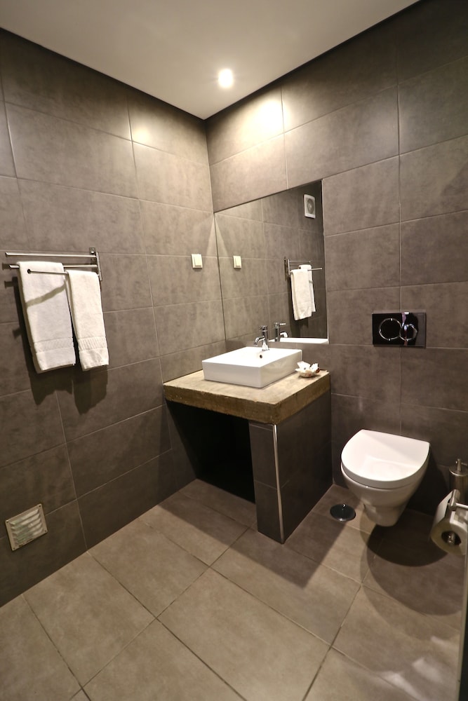 Lost & Found Hostel & Suites 32/35
