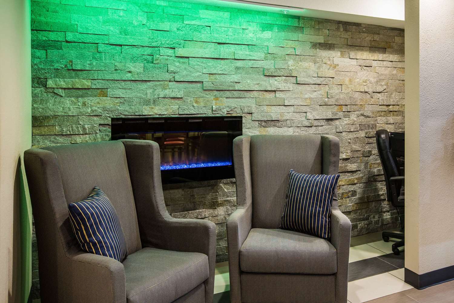 Baymont By Wyndham Cedar Rapids 27/45